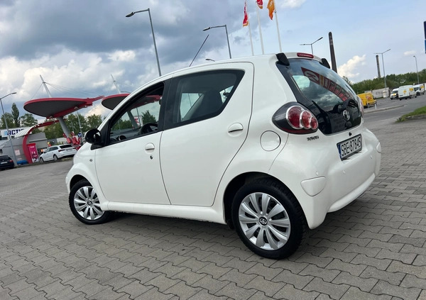 Toyota Aygo cena 17800 przebieg: 162000, rok produkcji 2011 z Drobin małe 232